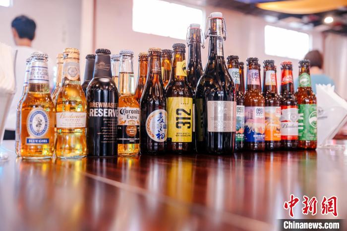 莆田基地主要生產(chǎn)全球旗艦品牌百威、科羅娜、貝克等啤酒，并生產(chǎn)雪津啤酒、雪山啤酒、藍妹啤酒等?！±钅宪?攝