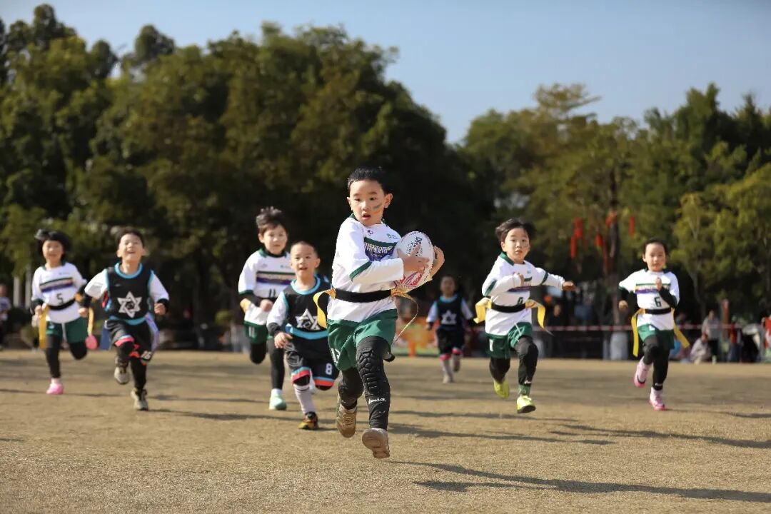 福建省福州市兒童公園，幼兒組隊(duì)員正在進(jìn)行橄欖球比賽。謝貴明攝（人民視覺）