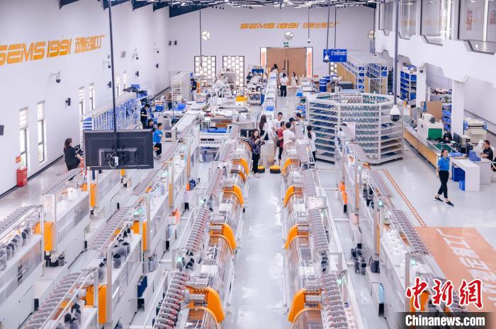 “高質(zhì)量發(fā)展調(diào)研行”主題采訪活動(dòng)來到福建莆田雙馳鞋業(yè)個(gè)性化定制示范工廠。　李南軒 攝