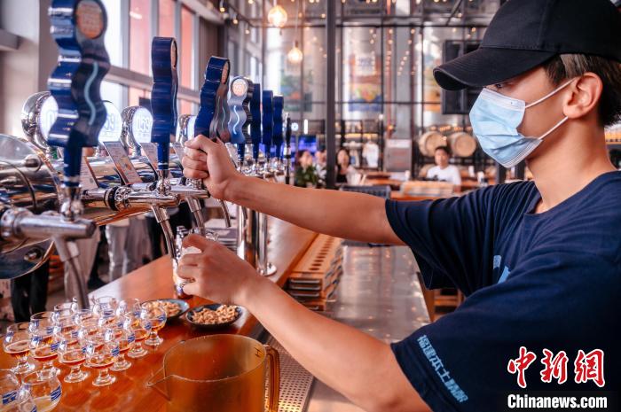 圖為百威雪津啤酒莆田基地工作人員正在打酒?！±钅宪?攝